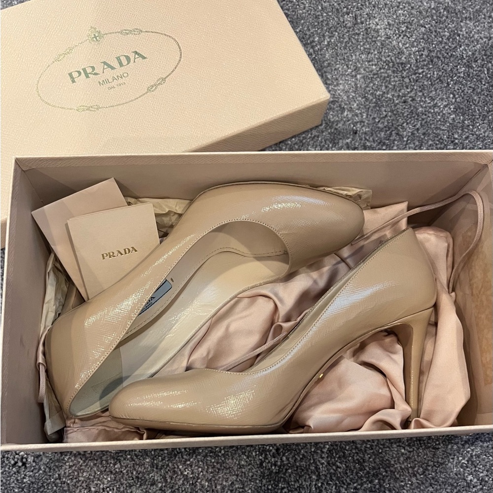 PRADA VERNICE Nude Beige Patent Leather Platform Pump Round Toe EU 38 US 7.5